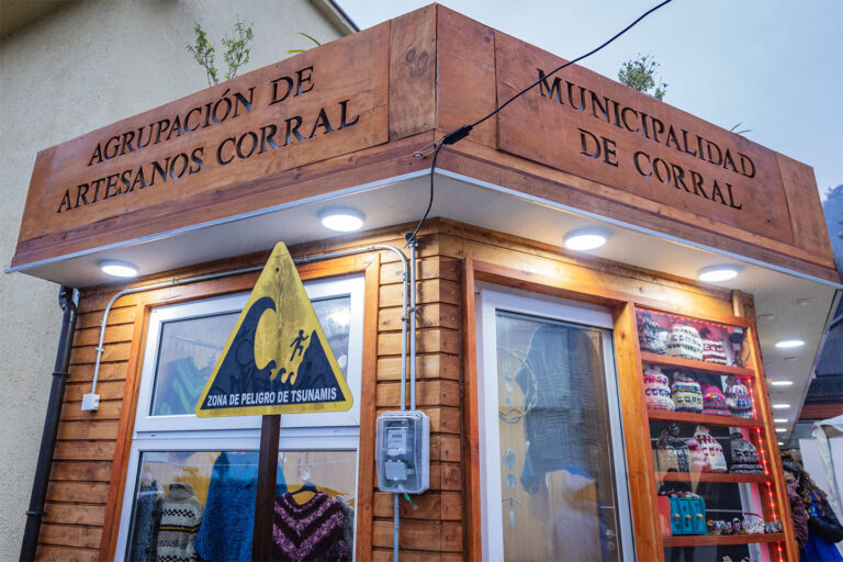 FERIA ARTESANAL EN CORRAL BAJO, comuna Corral. Programa Mejoramiento Urbano y Equipamiento Comunal.